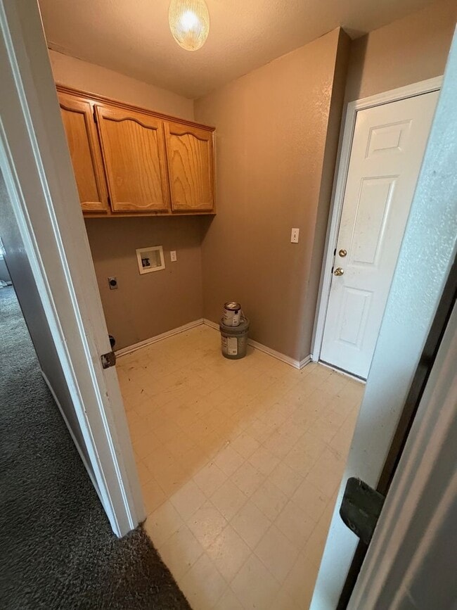 Building Photo - This charming single story 3 bedroom, 2 bath home with the convenience and an unbeatable location.