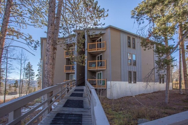 Building Photo - 2 Bedroom in Wildernest!  Summer lease!