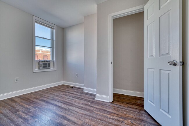 Building Photo - 1343 Sargeant St