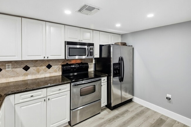 Building Photo - 520 SE 5 Ave