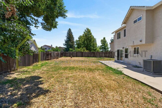 Building Photo - Spacious 3-Bedroom Retreat with 2.5 Baths in Prime Elk Grove Location