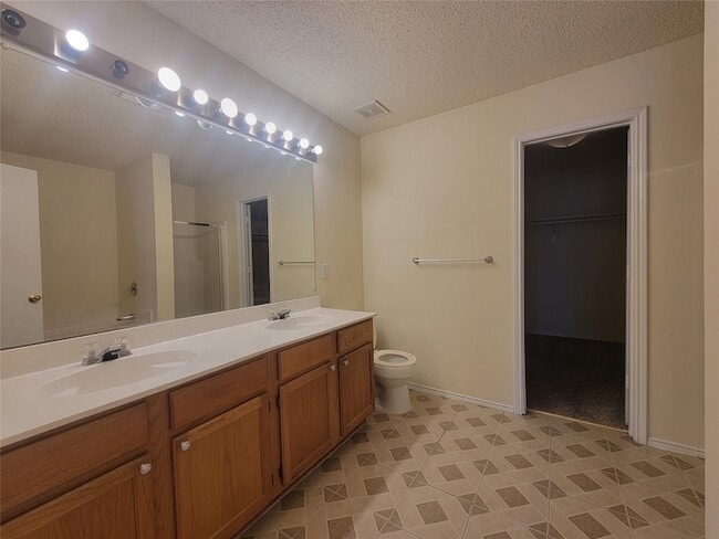 Building Photo - 2233 Maple Dr