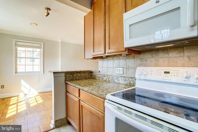 Building Photo - 1716 W Abingdon Dr