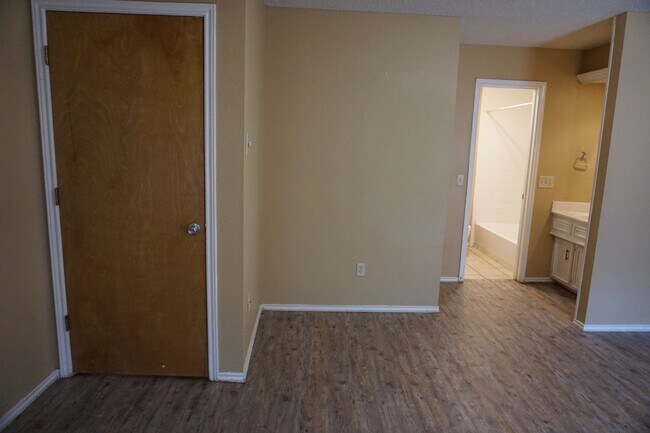 Building Photo - 1104 Homestead Dr