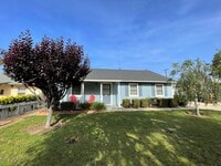 Building Photo - Quaint Home in Desirable Midtown Neighborhood!
