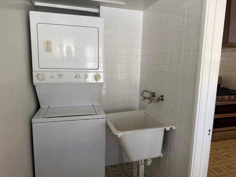 Laundry Room/Porch - 1068 S Orange Grove Ave