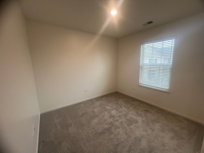 Building Photo - 285 Lakeshore Dr