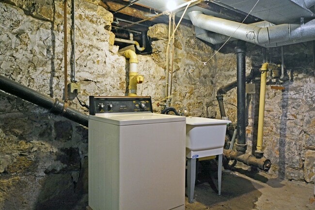 Building Photo - Spacious 3-Bed 1-Bath Unit in Hastings - Available Now!