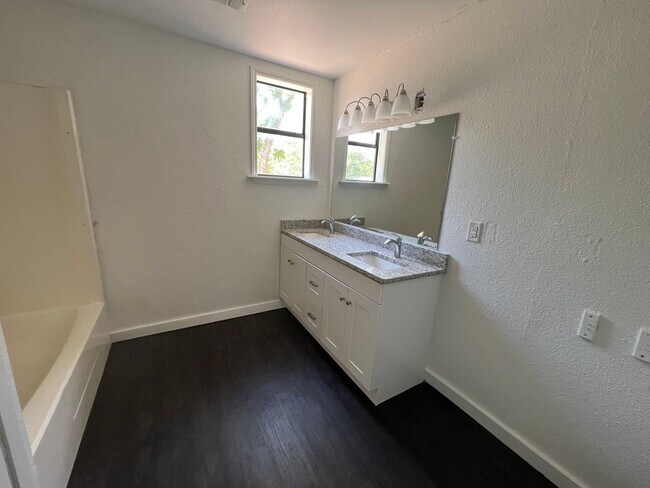 Building Photo - Cute 3-bedroom, 2-bath