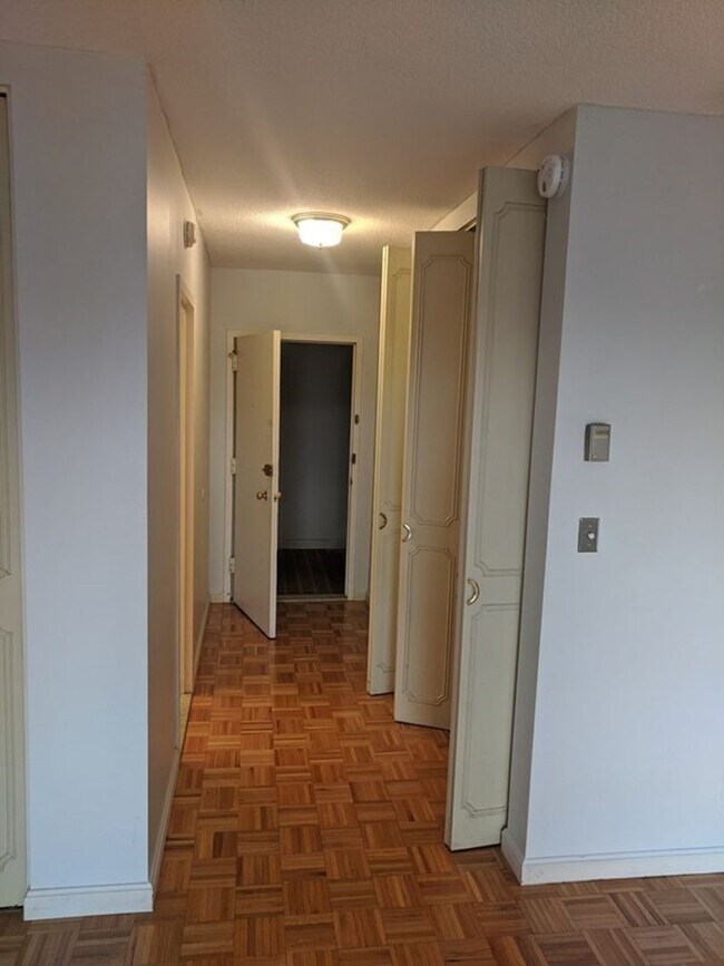 Building Photo - Bright and Spacious Brookline Studio