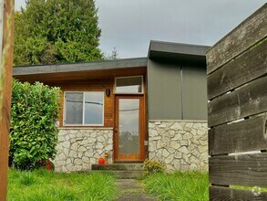 Building Photo - Stylish 4-Bed, 3-Bath Home in South Seattle
