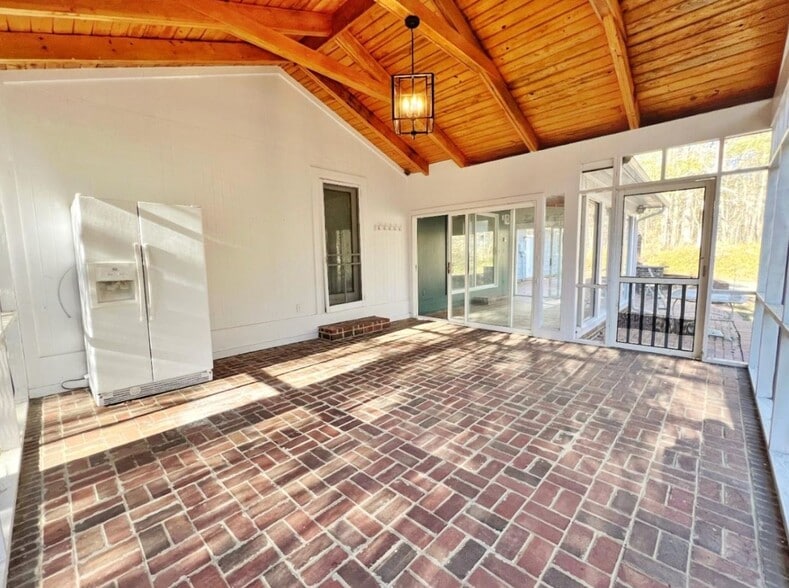 Building Photo - 525 Birnamwood Dr