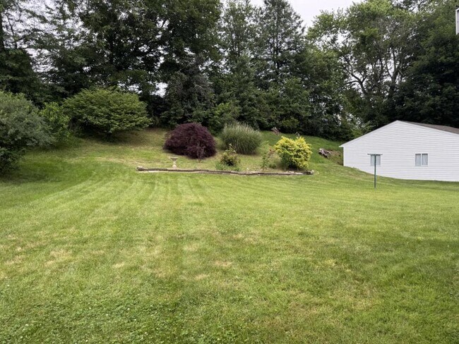 Building Photo - 111 Treeview Dr