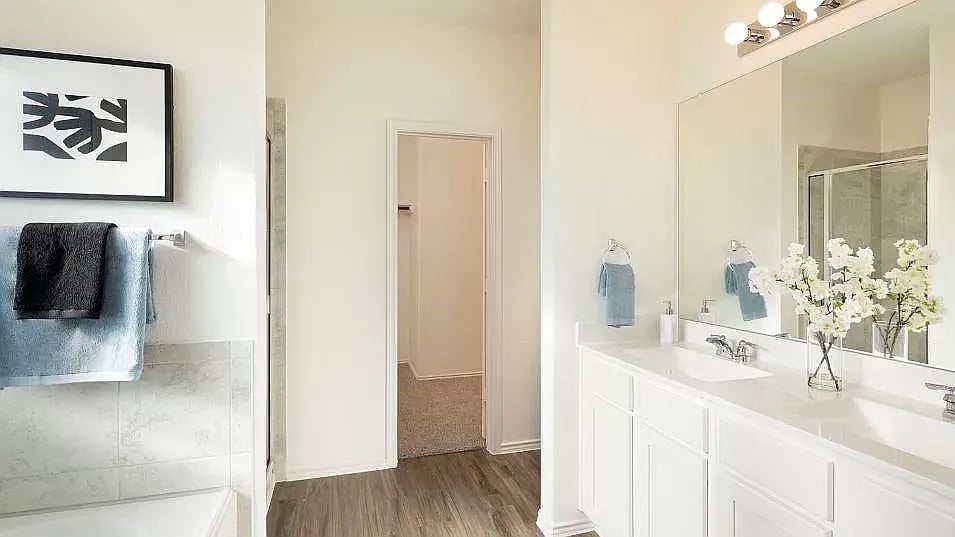 Building Photo - Room in House on Bluewood Bend