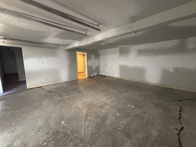 Building Photo - 3010 Jefferson Dr