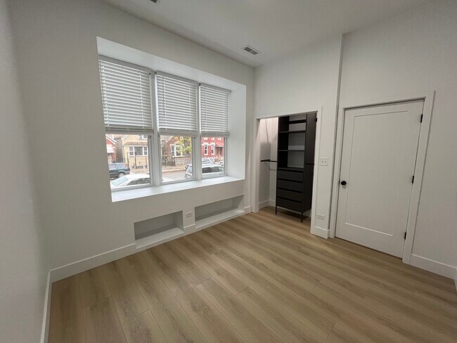 Building Photo - 2110 W 21st Pl