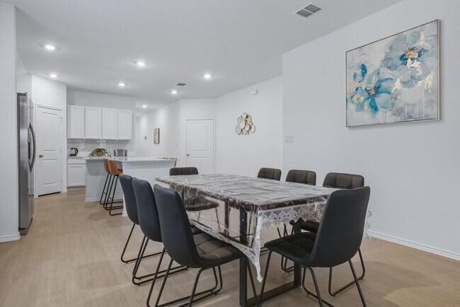 Building Photo - 591 Sormonne Lp