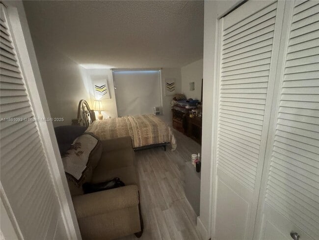 Building Photo - 3760 Inverrary Dr