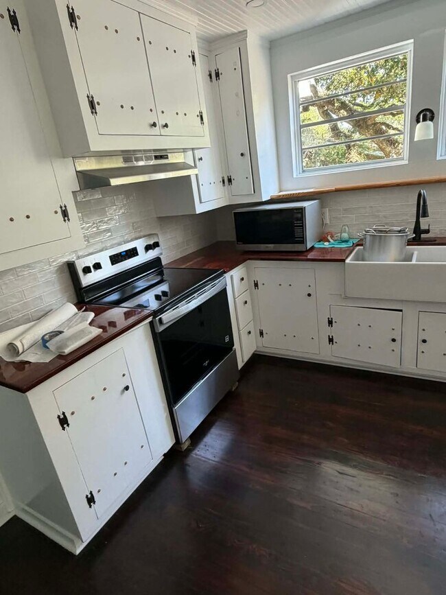 Building Photo - Stunning Renovated 3bedroom 2.5 bathroom Cottage