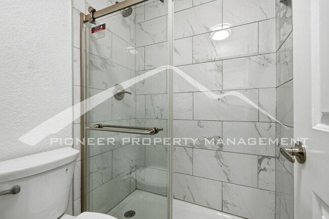 Building Photo - Gorgeous Condo with Washer/Dryer and Central AC