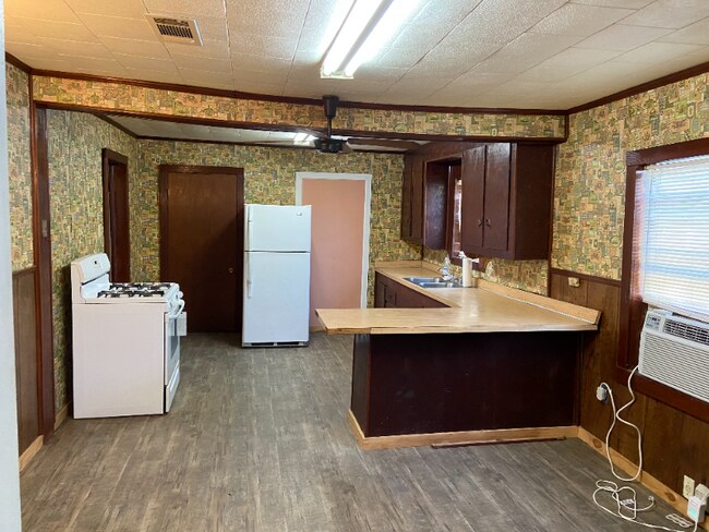 Building Photo - 1120 S Railroad Ave