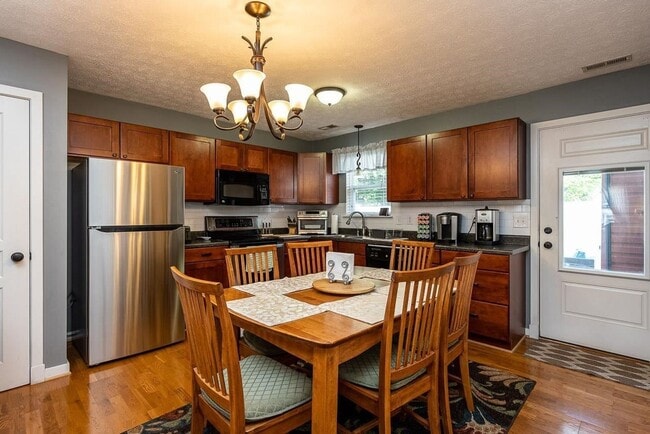 Building Photo - Updated 3 Bedroom 2.5Bath Townhouse in Harrisonburg