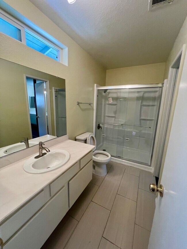 Building Photo - Charming 2 Bed 1.5 Bath Condo in Quiet and...