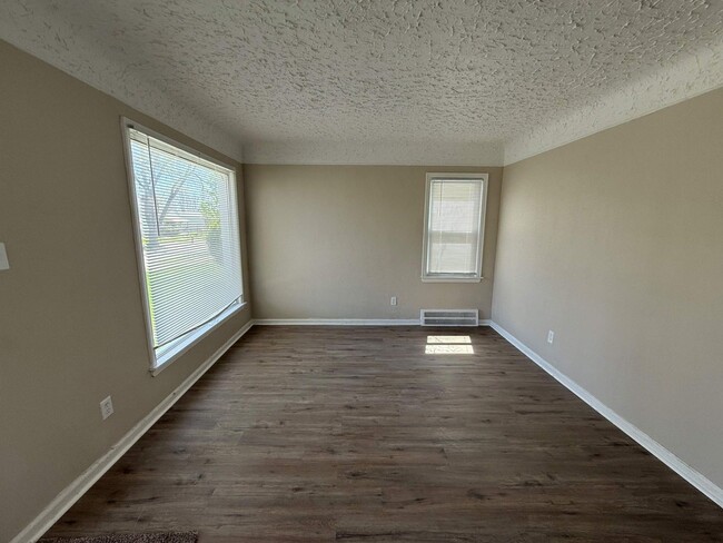 Building Photo - Renovated 3-Bedroom Home – We Welcome Sect...