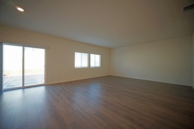 Building Photo - Beautiful 4 Bedroom PLUS office / den in Natomas!