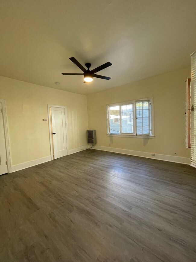 Building Photo - ECHO PARK studio ready to move in!!! Locat...