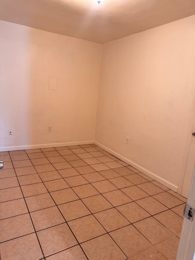 Building Photo - Beautifully Updated 4/2 in Old Fig