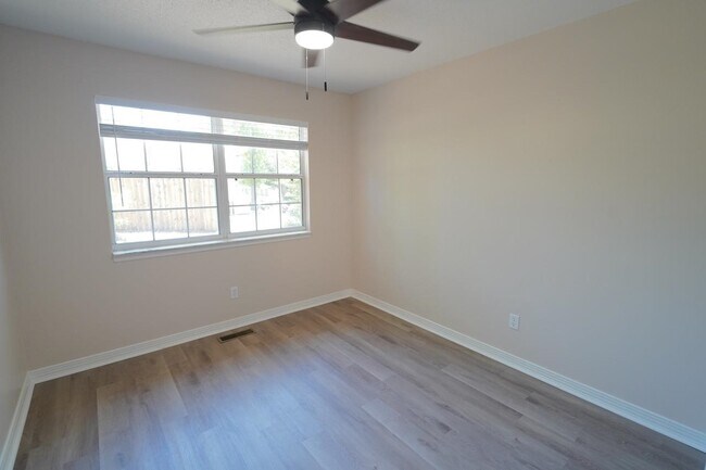 Building Photo - 1545 Pine View Dr