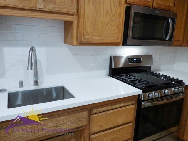 Building Photo - 4000-4002 Earnscliff Ave