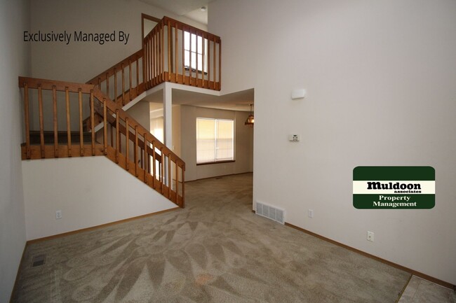 Building Photo - Comfortable Townhome!