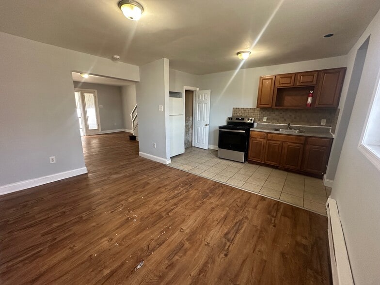 Building Photo - 609 N Wilton St