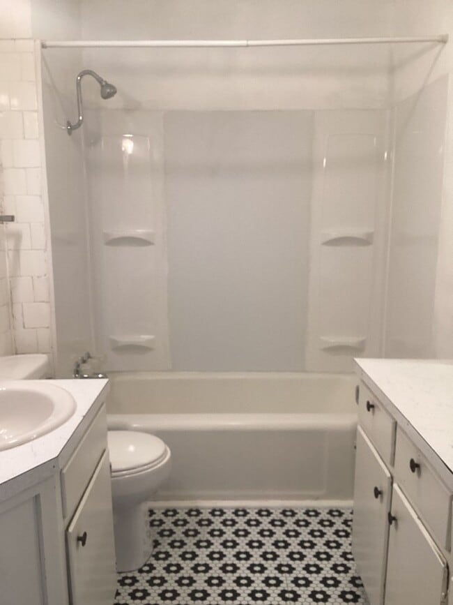 Building Photo - Cute 2 Bedroom with a little historical charm!  One block from ENMU!