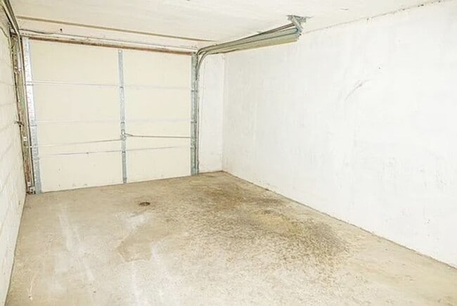 Building Photo - Stunning 3-Bedroom Townhome with One-Car Garage! Available NOW!