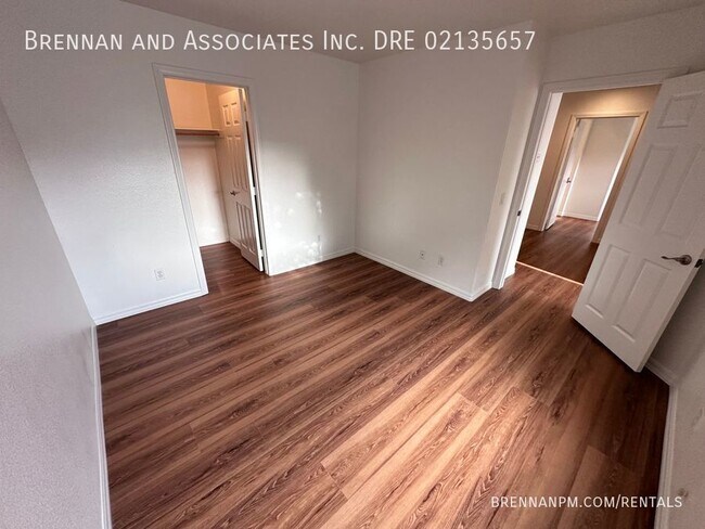 Building Photo - 3 bed, 2.5 bath Townhome, 2 Car Garage, Ea...