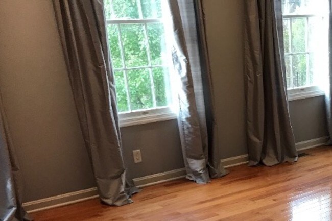 Building Photo - 541 Sweetbriar St