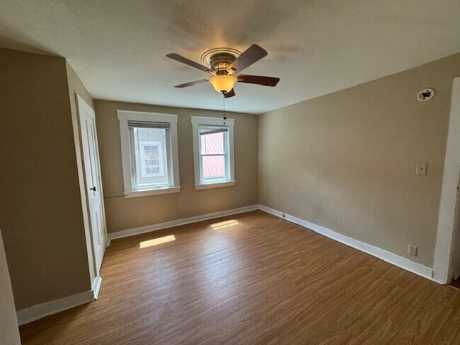 Building Photo - 112 Main St