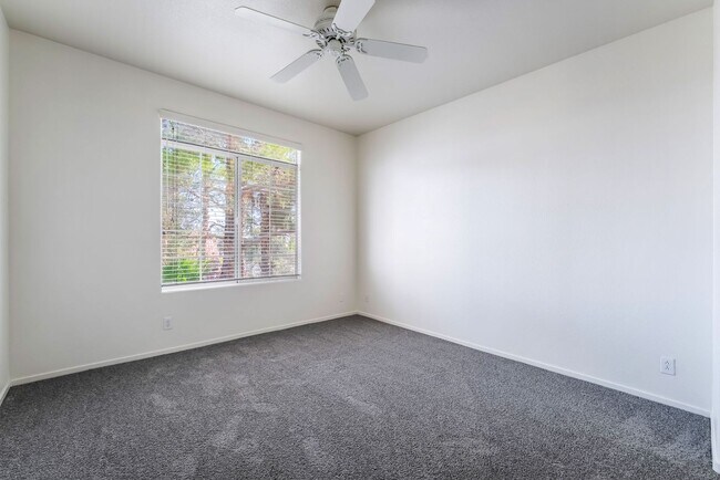 Building Photo - 2 bedroom remodeled condo in the Henderson...