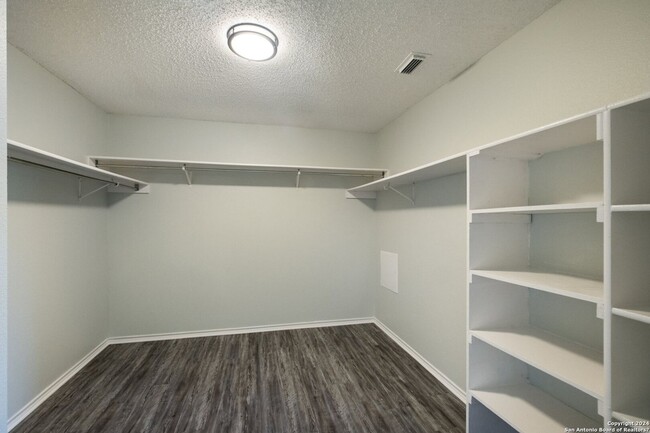Building Photo - Beautiful, fully remodeled 3 bedroom, 2.5 ...