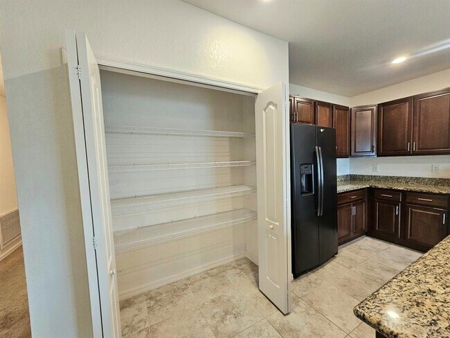 Building Photo - 3050 Beacon Dr