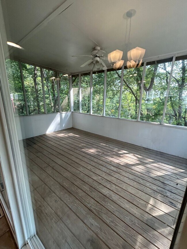Building Photo - 5 bed 2 bath House in a quiet neighborhood