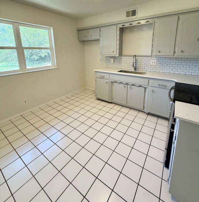 Building Photo - Inviting Mustang Gem with Spacious Kitchen...