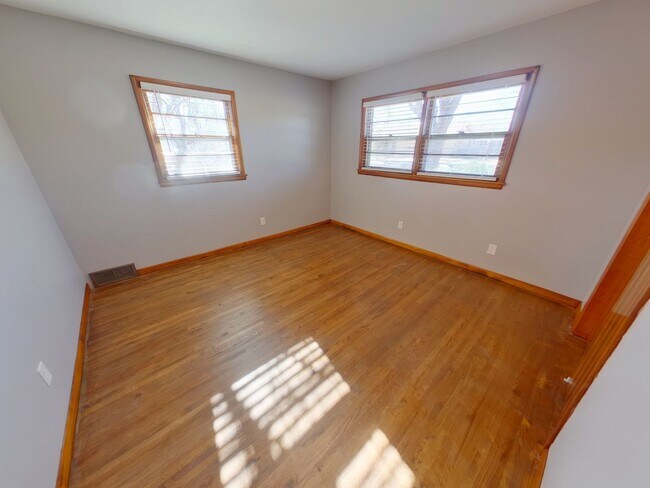 Building Photo - 2122 S Chautaqua