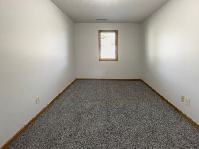 Building Photo - In-Unit Washer and Dryer - Walk the river ...