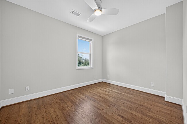 Building Photo - 1630 W 24th St