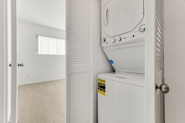 Building Photo - 4950 Louise Ave