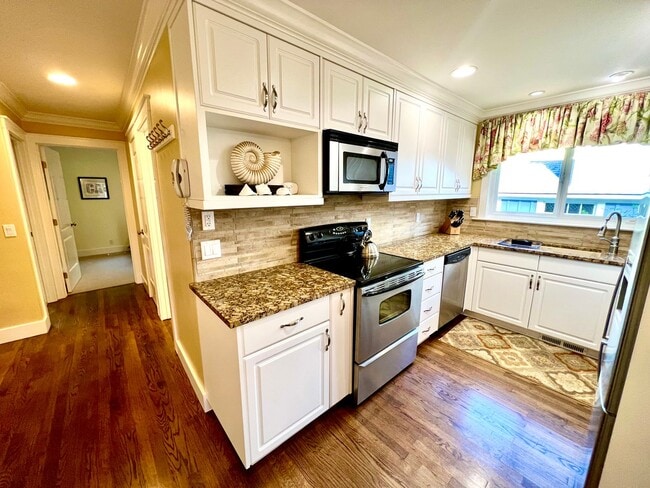 Building Photo - Available NOW! Single Family Unit in Pacif...